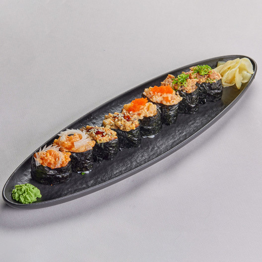 Гункан с лососем спайси 1 шт