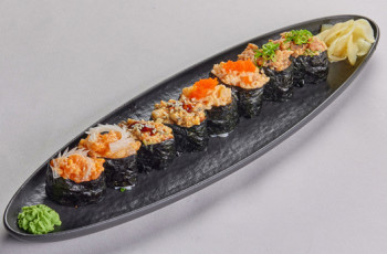 Гункан с лососем спайси 1 шт